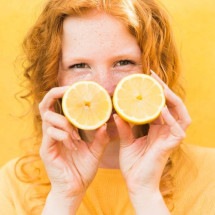 Veja os riscos de clarear os cabelos usando limão - Freepik