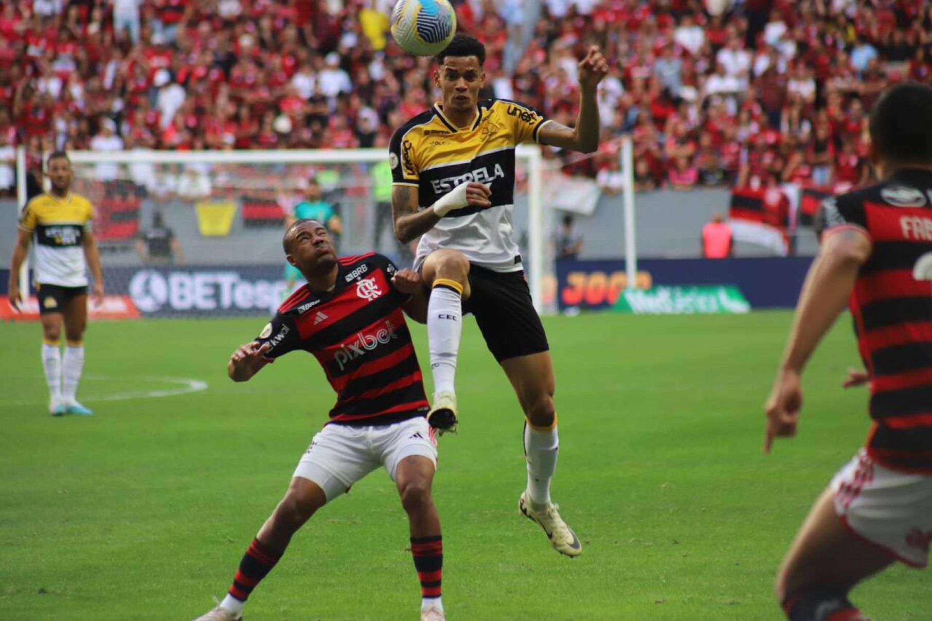 Gabigo, marca em pênalti inusitado e Flamengo vence Criciúma