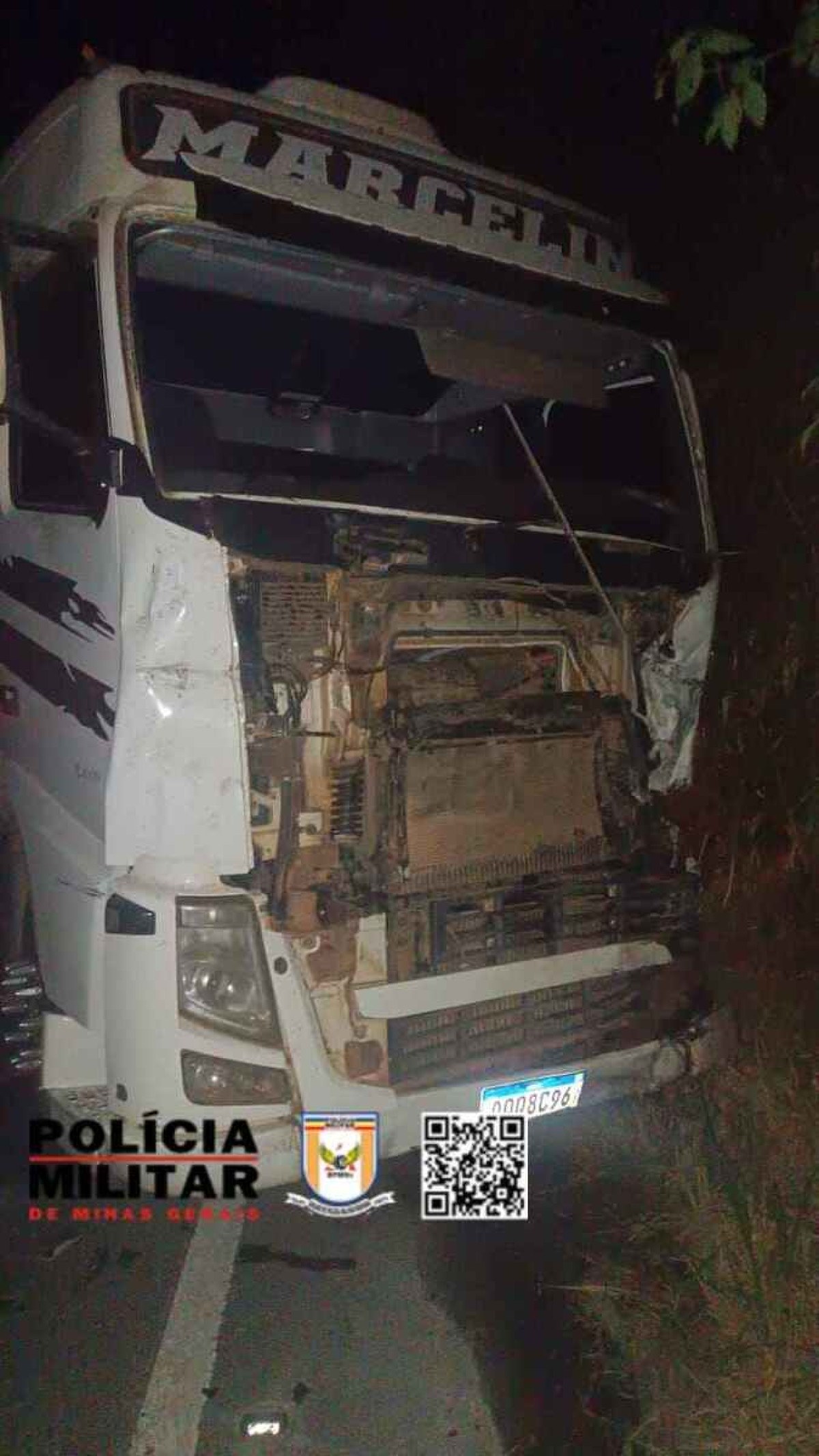 Acidente entre carro, caminhonete e carreta deixa três mortos em Minas 