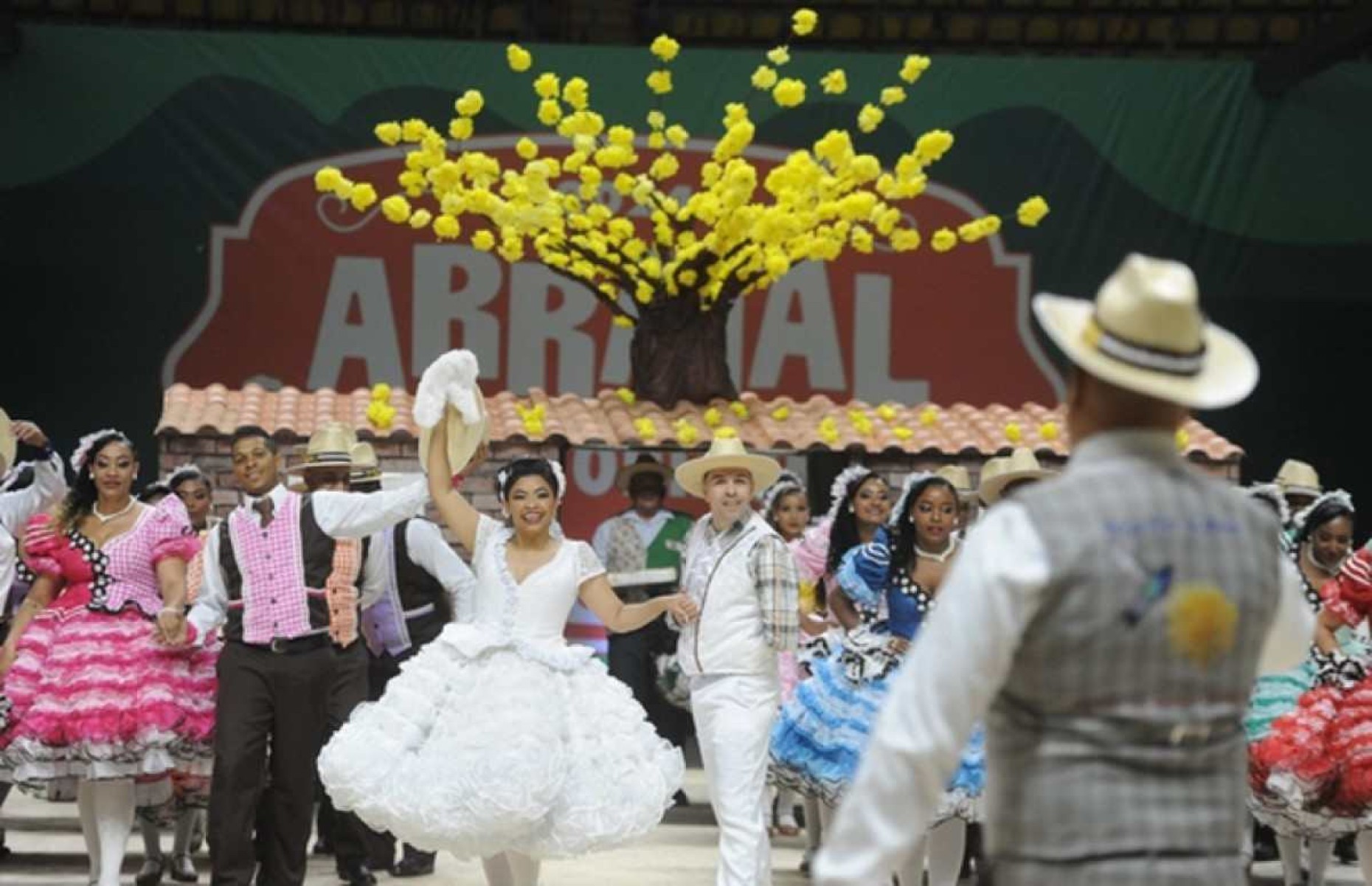 Arraial de Belo Horizonte dá a largada com disputa de quadrilhas