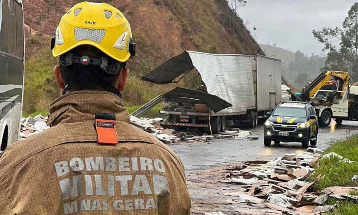 Bombeiros trabalharam no resgate às vítimas e desobstrução da estrada na BR-116 -  (crédito: Sala de Imprensa/CBMMG)