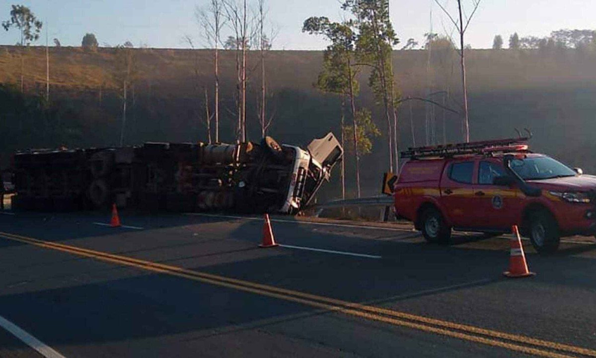 Carreta tombou na beira de um dos precipícios da MGC-491, em Paraguaçu, no Sul de Minas  -  (crédito: Sala de Imprensa/CBMMG)