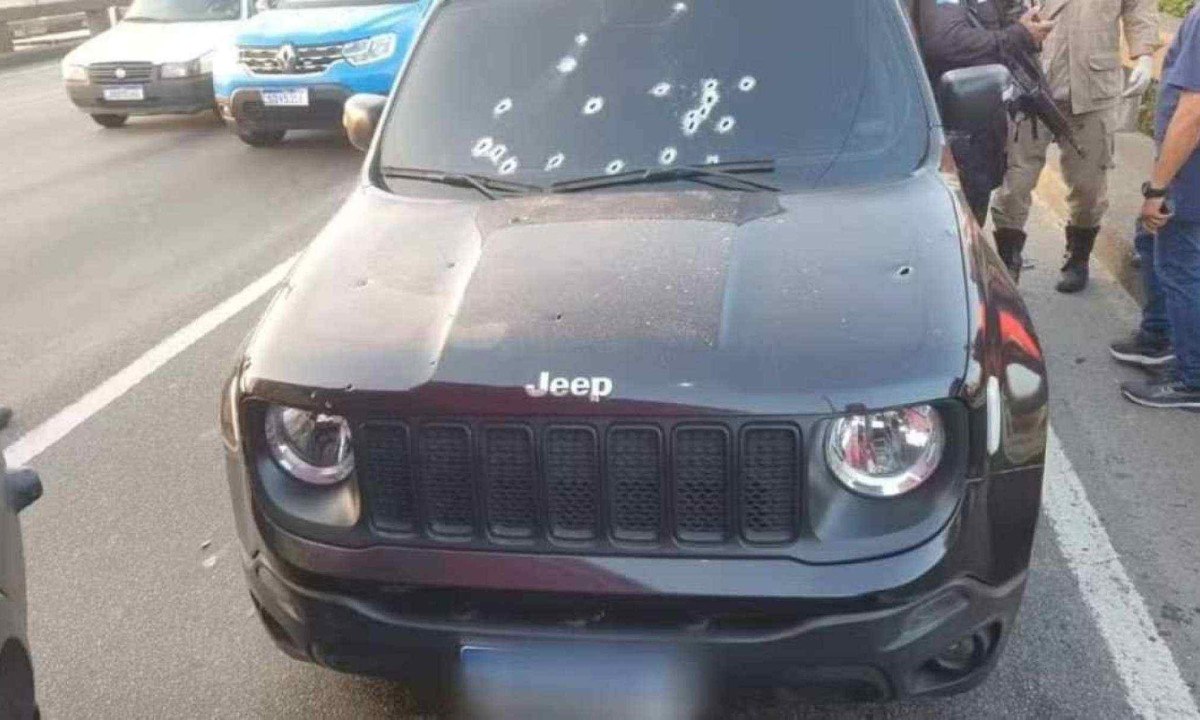 Carro teve o capô baleado pelos assaltantes no Rio de Janeiro -  (crédito: Redes sociais/Reprodução)