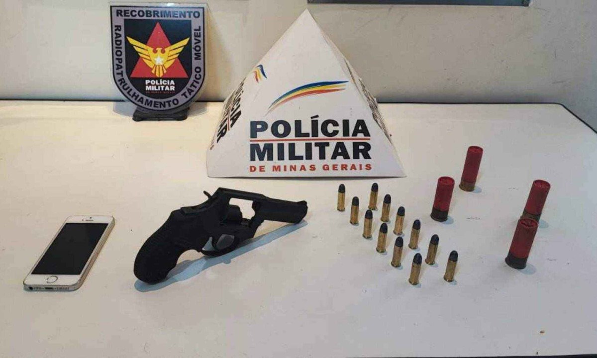 Arma do crime e munição apreendidas pela Polícia Militar  -  (crédito: PMMG/Divulgação )