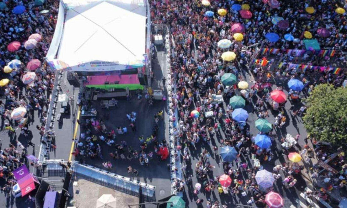 Parada arrasta multidão para reafirmar a luta LGBTQIA+ em BH - Estado de  Minas