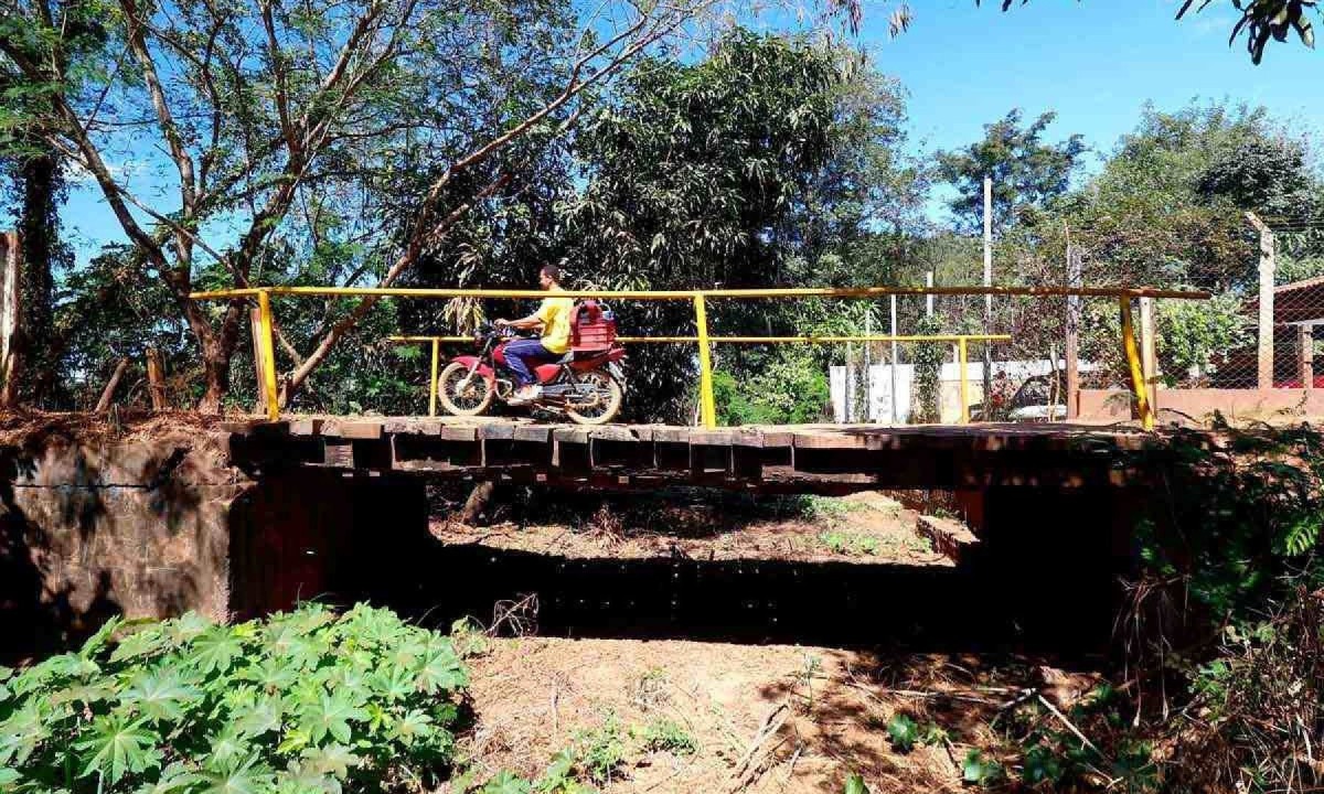 Ponte sobre o leito seco do Rio Peruaçu: reflexo de degradação que começa nas veredas exauridas -  (crédito: Solon Queiroz/Esp EM)