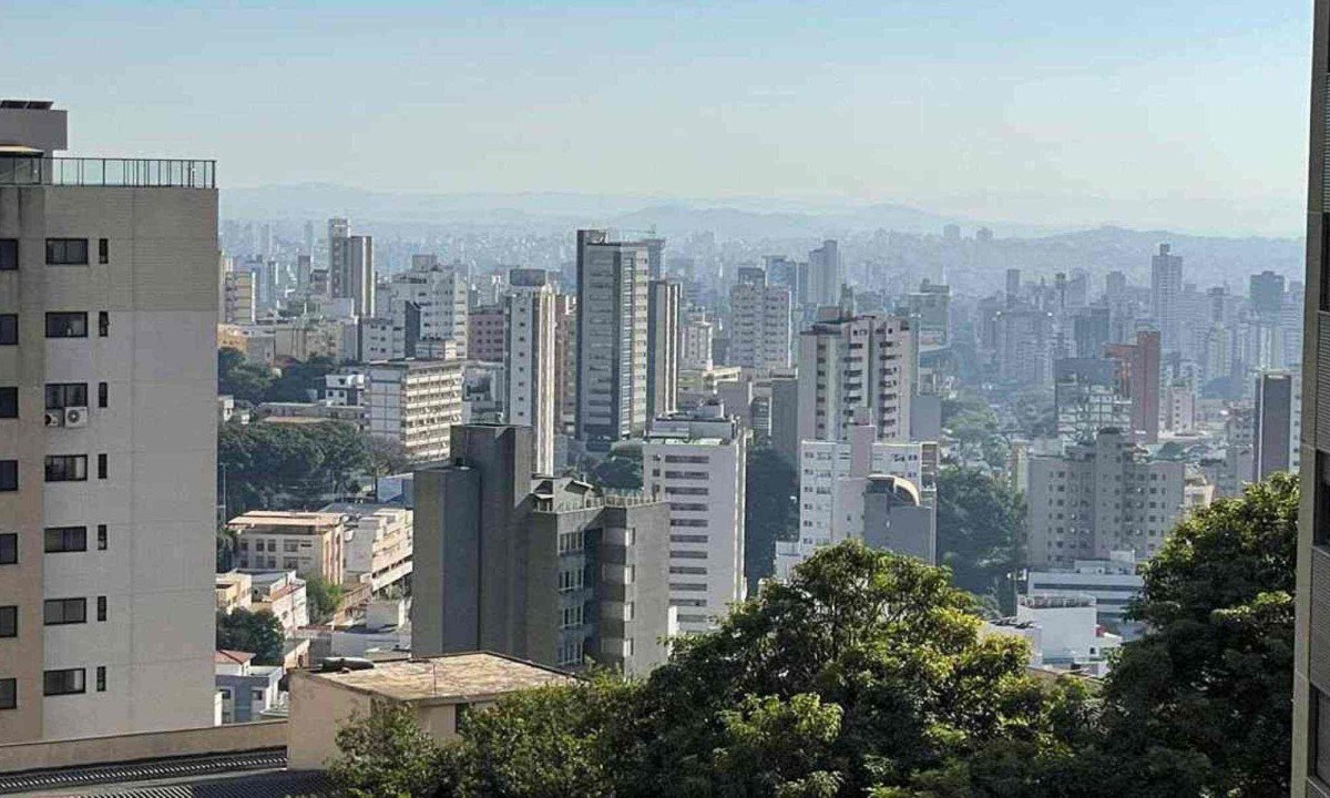 Dia amanhece com poucas nuvens e inversão térmica turvando o horizonte da capital mineira -  (crédito: Mateus Parreiras/EM/D.A.Press)