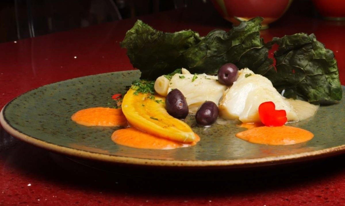 Da Noruega para Minas: o bacalhau da chef Agnes Farkasvolgyi ganha sotaque mineiro quando se junta a mandioca amarela, toucinho, banana, pimentão e couve -  (crédito: João Motta/Divulgação)