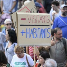 Europeus reclamam de turistas, mas não dizem como sobreviverão sem eles - Josep Lago/AFP