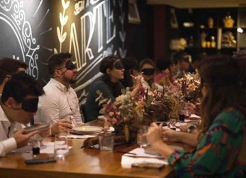 Imagem ilustrativa - Jantar às cegas desafiava participantes a diferenciar comida 'feita em casa' e industrializada -  (crédito: Igor Beltrão/Divulgação)