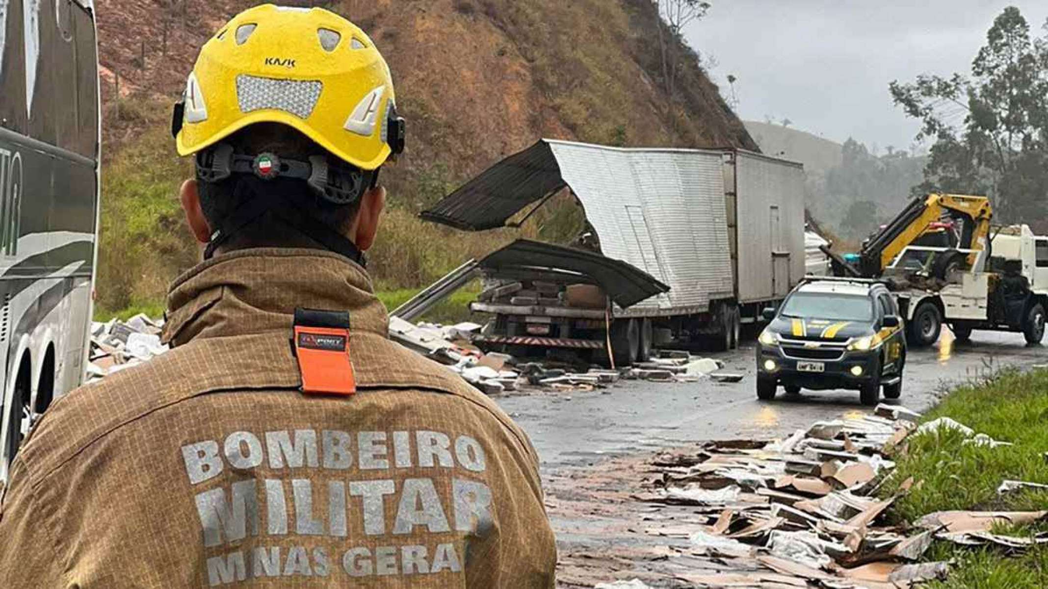 Ônibus, carreta e carro batem e deixam feridos em KM violento da BR-116