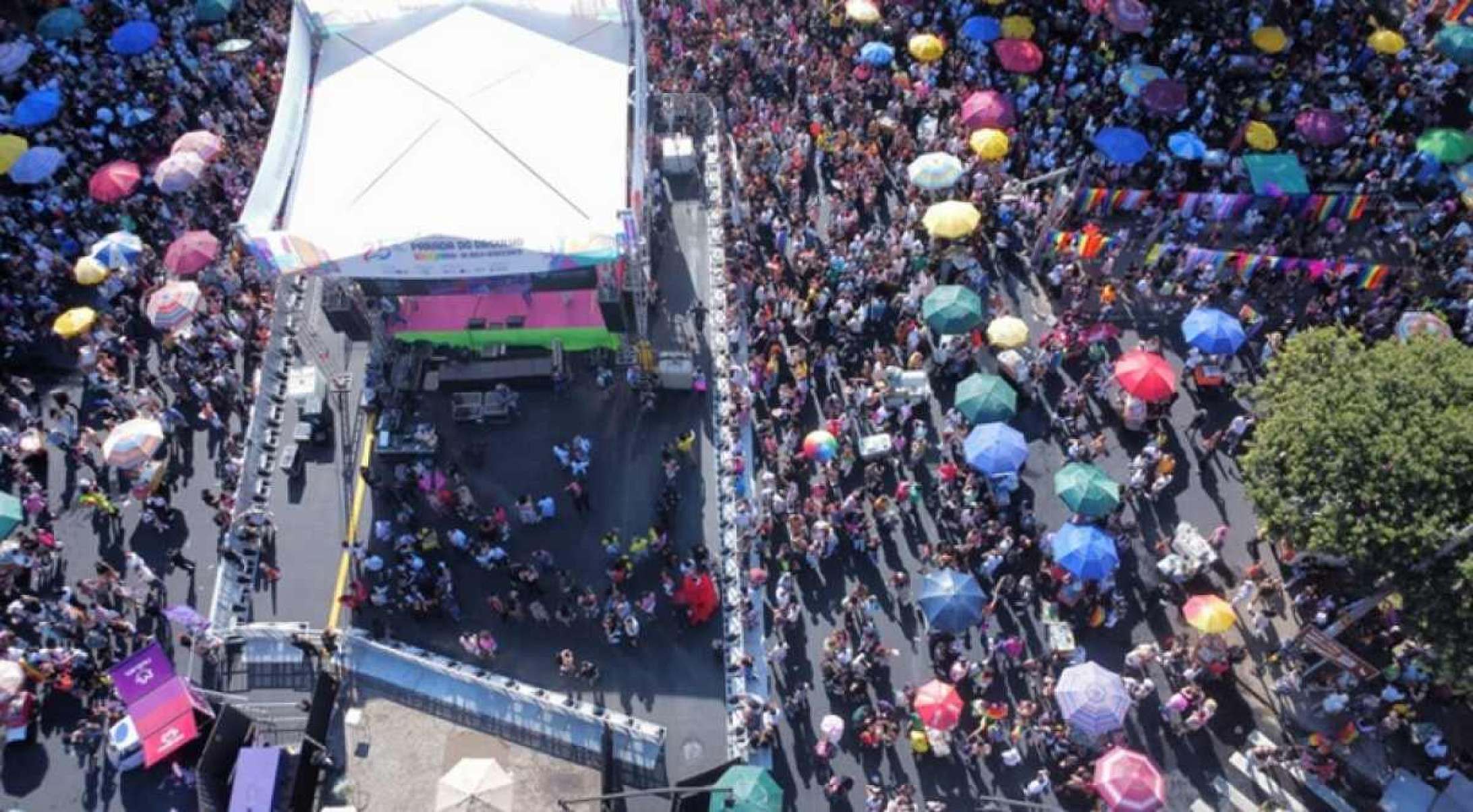 Parada arrasta multidão para reafirmar a luta LGBTQIA+ em BH