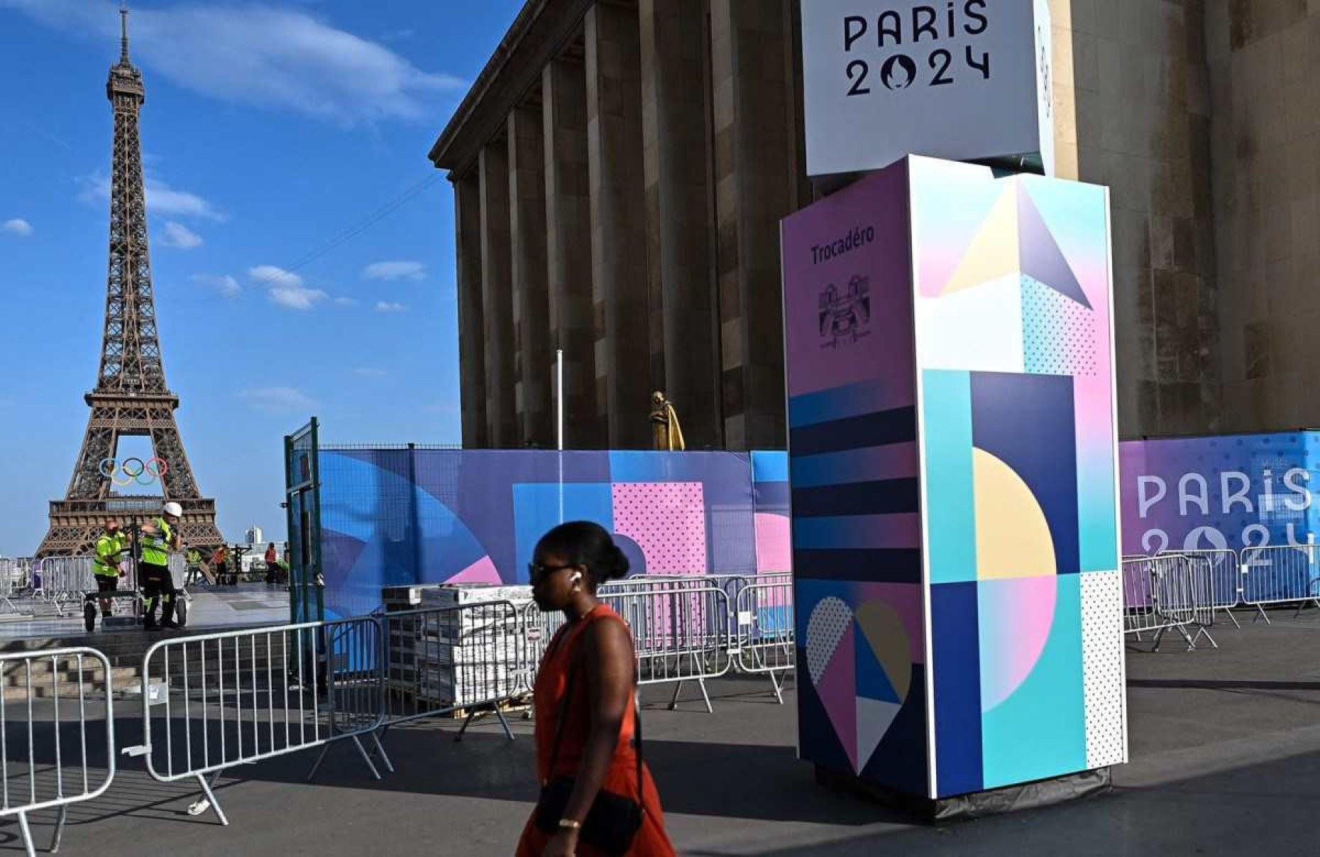 Cercas fecham o acesso ao Trocadero com a Torre Eiffel vista ao fundo antes dos Jogos Olímpicos e Paraolímpicos de Paris 2024