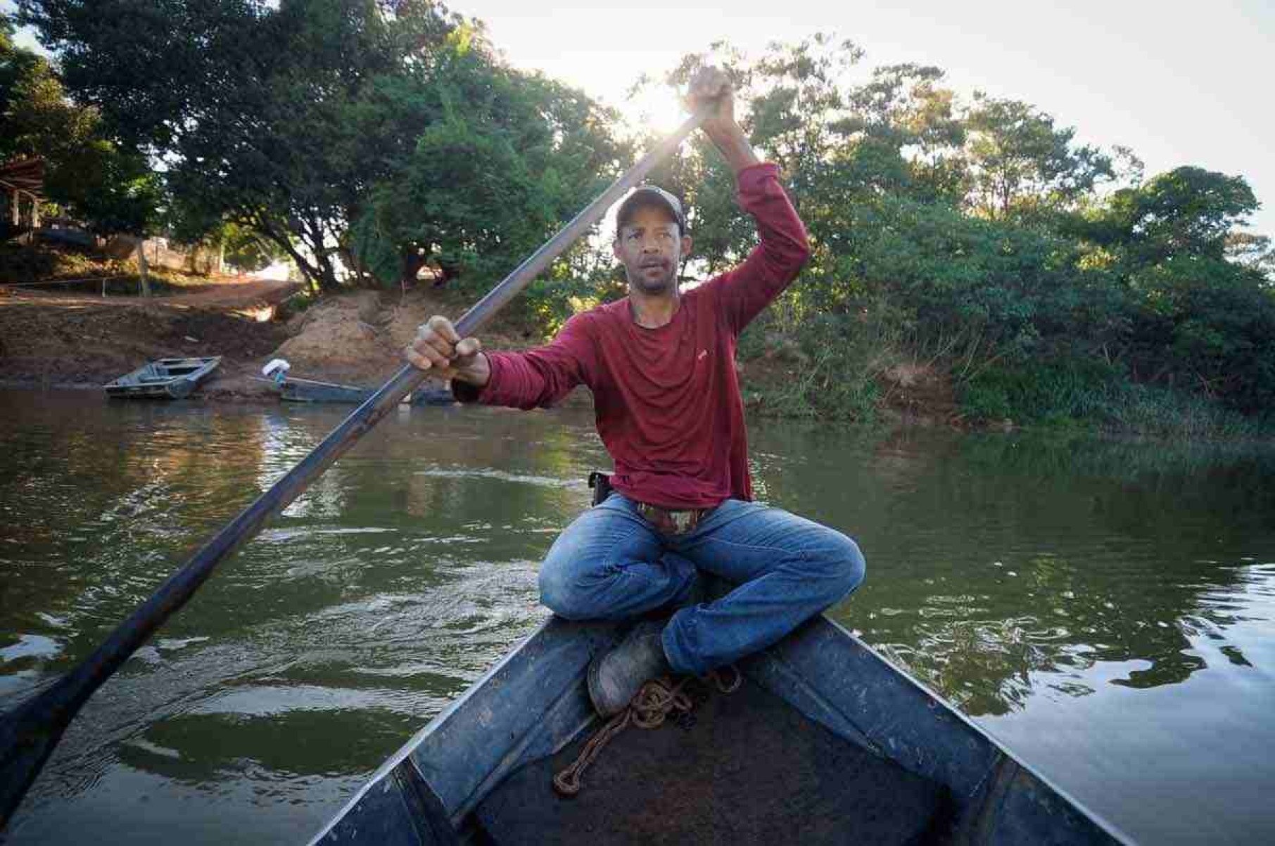 O balseiro Luiz do Rosário testemunha a redução das águas do urucuia: "Cada tempo que passa, a seca aumenta"