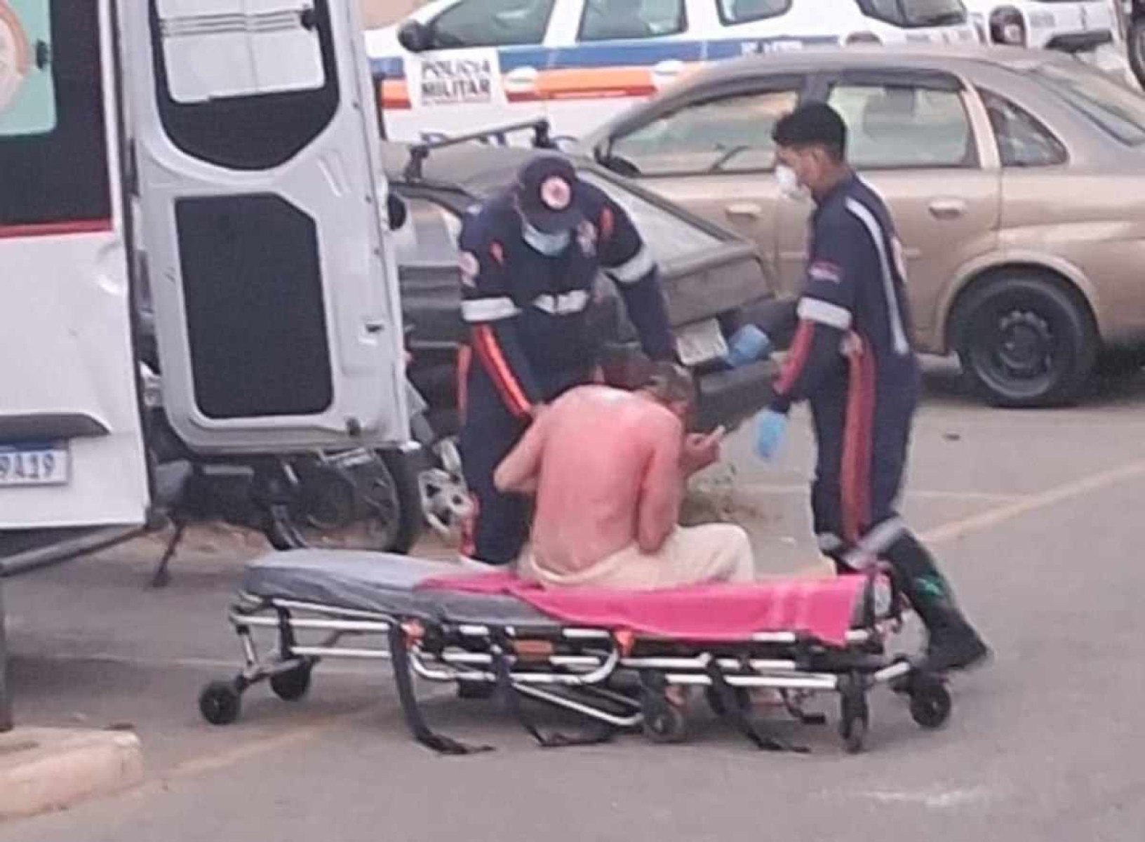 Mulher coloca fogo em namorado que tentou enforcá-la 