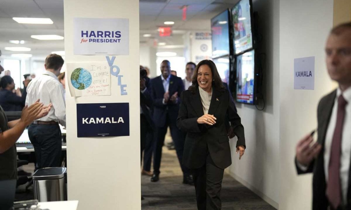 A vice-presidente dos Estados Unidos e provável candidata democrata à Presidência, Kamala Harris, chega à sede da campanha em Wilmington, Delaware, nesta segunda-feira (22) -  (crédito: ERIN SCHAFF / POOL / AFP)