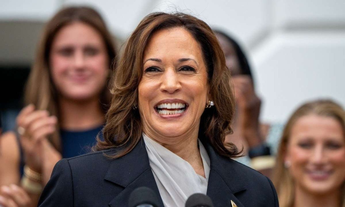  WASHINGTON, DC - JULY 22: U.S. Vice President Kamala Harris speaks during an NCAA championship teams celebration on the South Lawn of the White House on July 22, 2024 in Washington, DC. U.S. President Joe Biden abandoned his campaign for a second term after weeks of pressure from fellow Democrats to withdraw and just months ahead of the November election, throwing his support behind Harris.   Andrew Harnik/Getty Images/AFP (Photo by Andrew Harnik / GETTY IMAGES NORTH AMERICA / Getty Images via AFP)
       -  (crédito:  Getty Images via AFP)