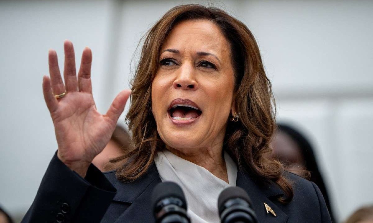  WASHINGTON, DC - JULY 22: U.S. Vice President Kamala Harris speaks during an NCAA championship teams celebration on the South Lawn of the White House on July 22, 2024 in Washington, DC. U.S. President Joe Biden abandoned his campaign for a second term after weeks of pressure from fellow Democrats to withdraw and just months ahead of the November election, throwing his support behind Harris.   Andrew Harnik/Getty Images/AFP (Photo by Andrew Harnik / GETTY IMAGES NORTH AMERICA / Getty Images via AFP)
       -  (crédito:  Getty Images via AFP)