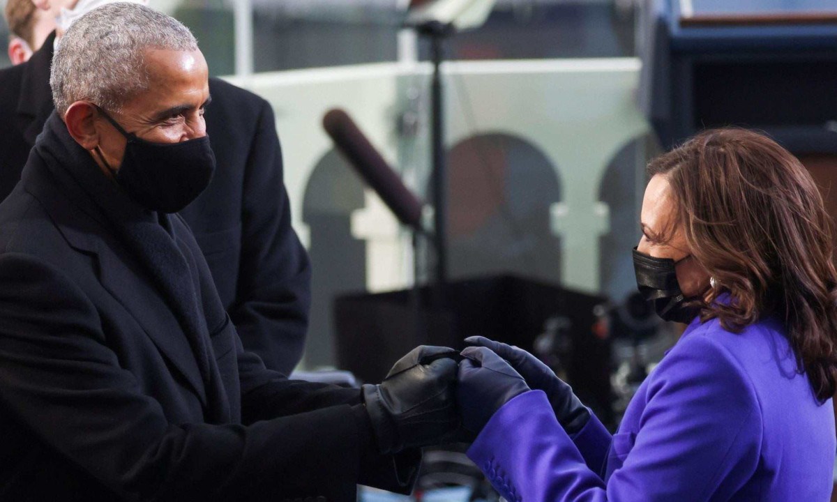 Joe Biden e Kamala Harris caminham abraçados em Atlanta, Geórgia, em janeiro de 2022 -  (crédito: Jonathan Ernst/Reuters)