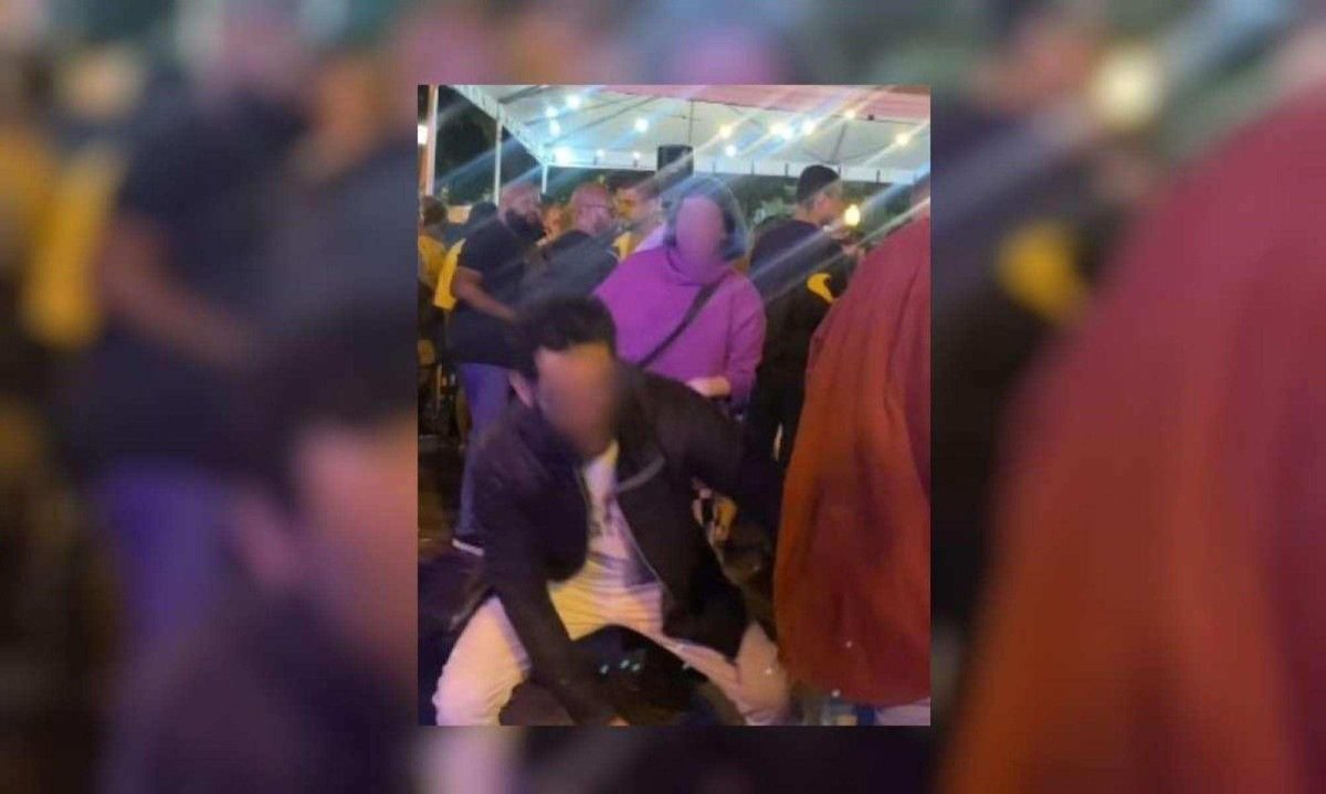 Casal imitou macaco quando dançava em roda de samba no 'Pedeteresa', no Rio de Janeiro -  (crédito: Frame de vídeo/Reprodução - Redes sociais)