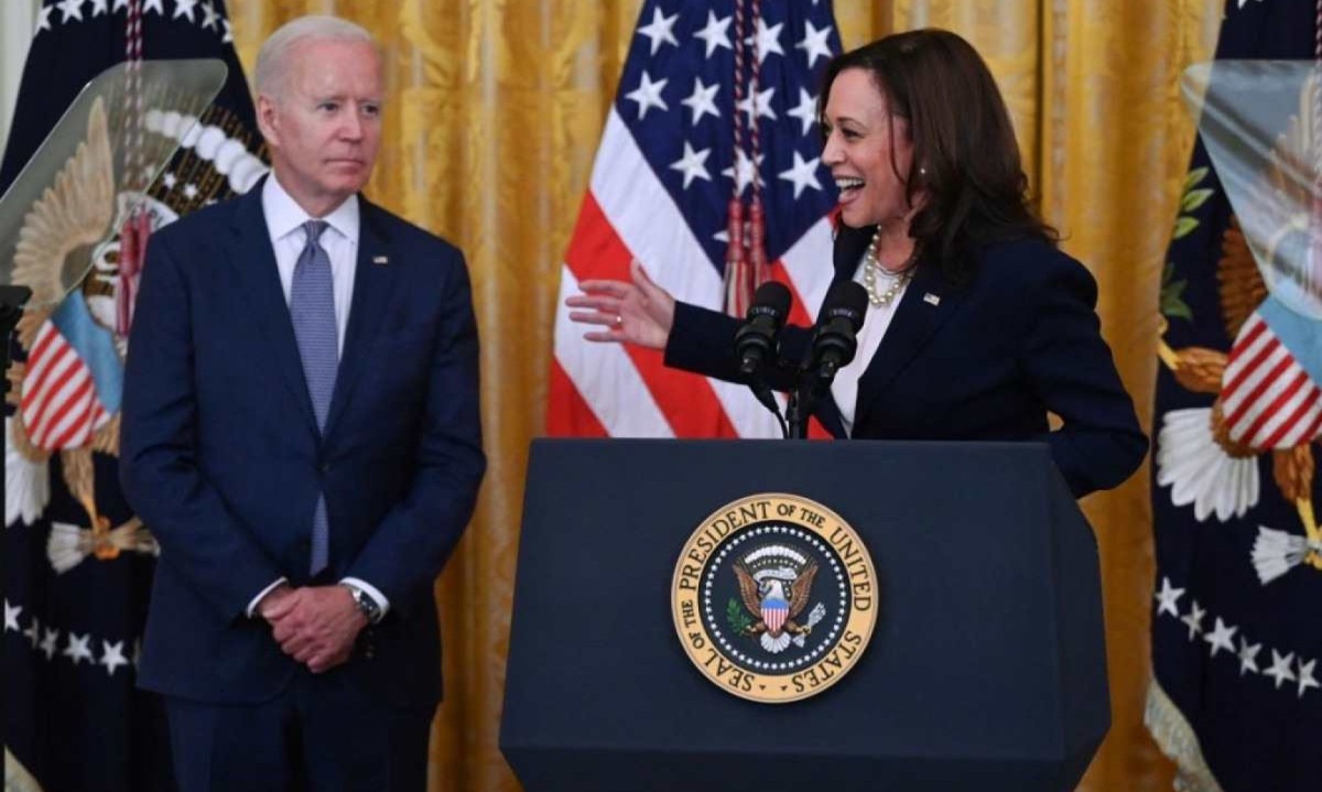  Joe Biden e Kamala Harris em evento na Casa Branca, em 2021; agora, ela poderá substituir o atual presidente na corrida eleitoral contra Donald Trump -  (crédito: Jim WATSON / AFP)