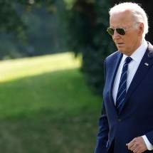 Isolado em casa de praia, Biden avisou assessores um minuto antes de anúncio sobre desistência da campanha - BBC