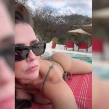 Deborah Secco surge de biquíni fio-dental e mostra bumbum empinado - Reprodução/Instagram