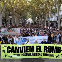 Cerca de 20 mil pessoas protestam contra turismo de massa em Mallorca - JAIME REINA / AFP