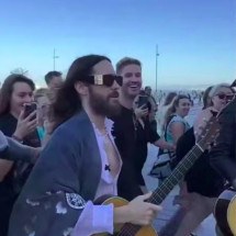Jared Leto surpreende fãs e faz "show pocket" no meio da rua! - reprodução/redes sociais