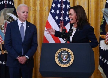  Joe Biden e Kamala Harris em evento na Casa Branca, em 2021; agora, ela poderá substituir o atual presidente na corrida eleitoral contra Donald Trump -  (crédito: Jim WATSON / AFP)