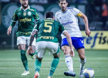 Volante Lucas Silva balançou a rede do Palmeiras, mas o gol foi anulado com a interferência do VAR, em lance polêmico -  (crédito: Gustavo Aleixo)