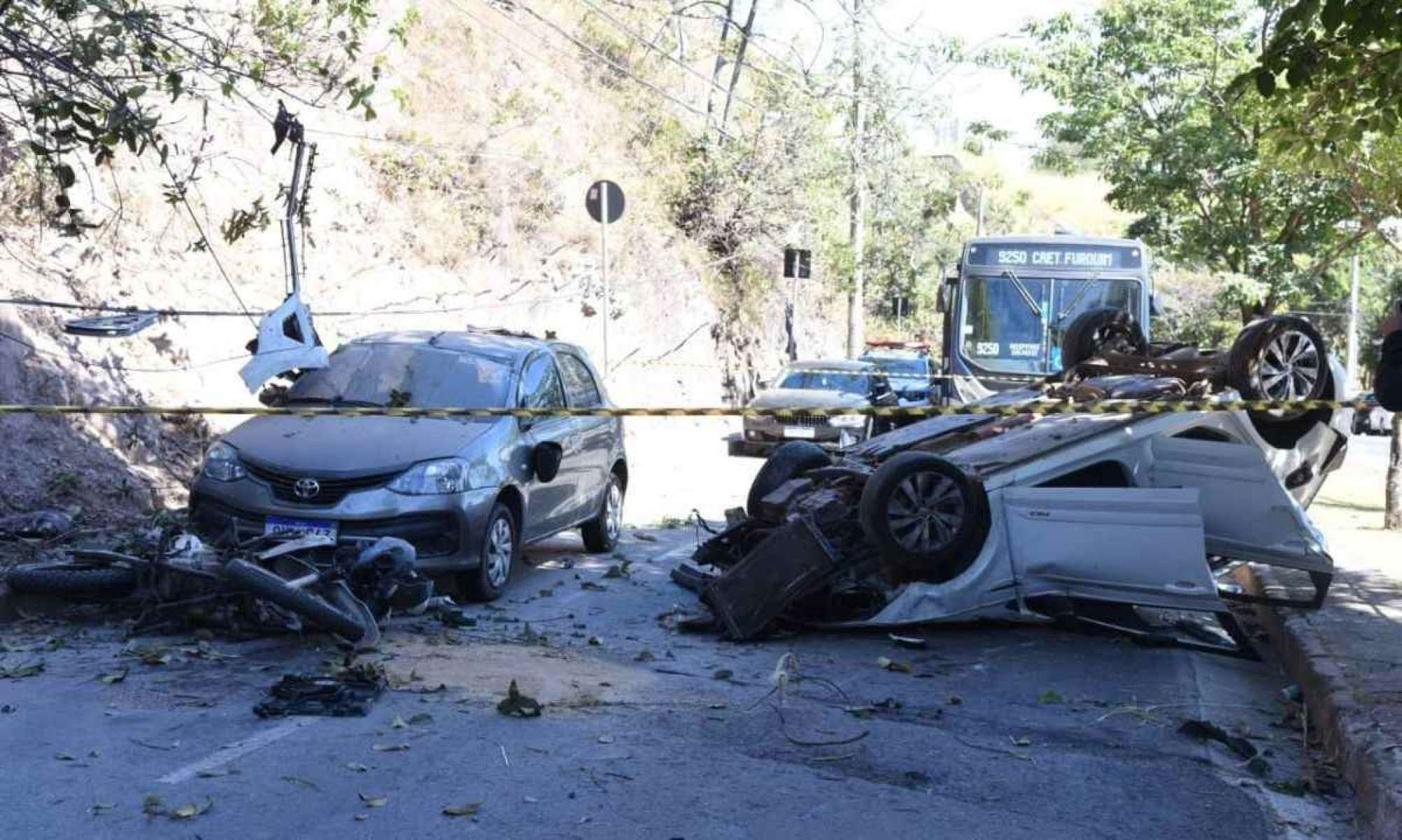 Um carro com mãe e filho capotou de uma altura de cerca de 20 metros nesta segunda (22) em BH  