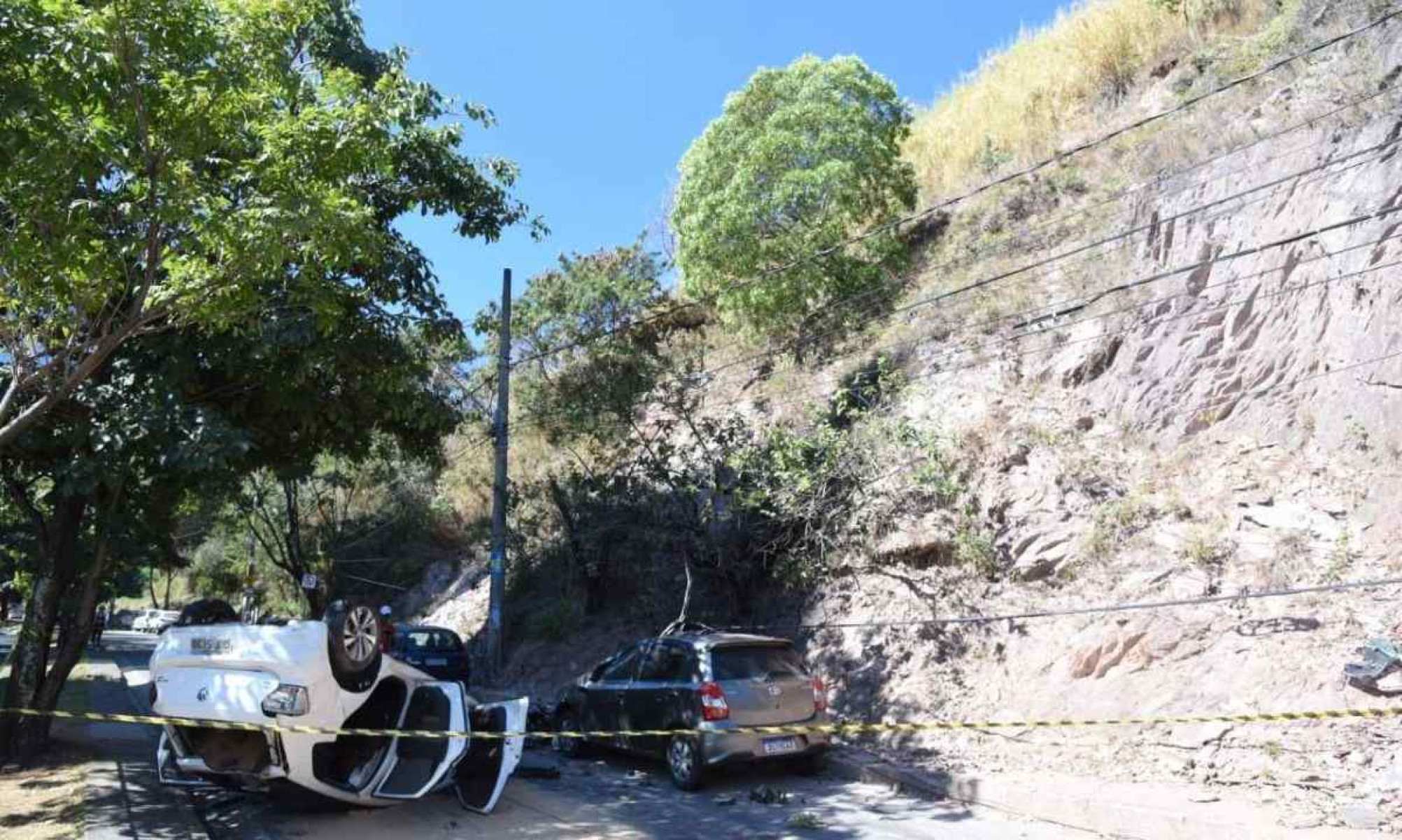 Mulher perde controle de carro e cai em barranco de 20 metros com criança