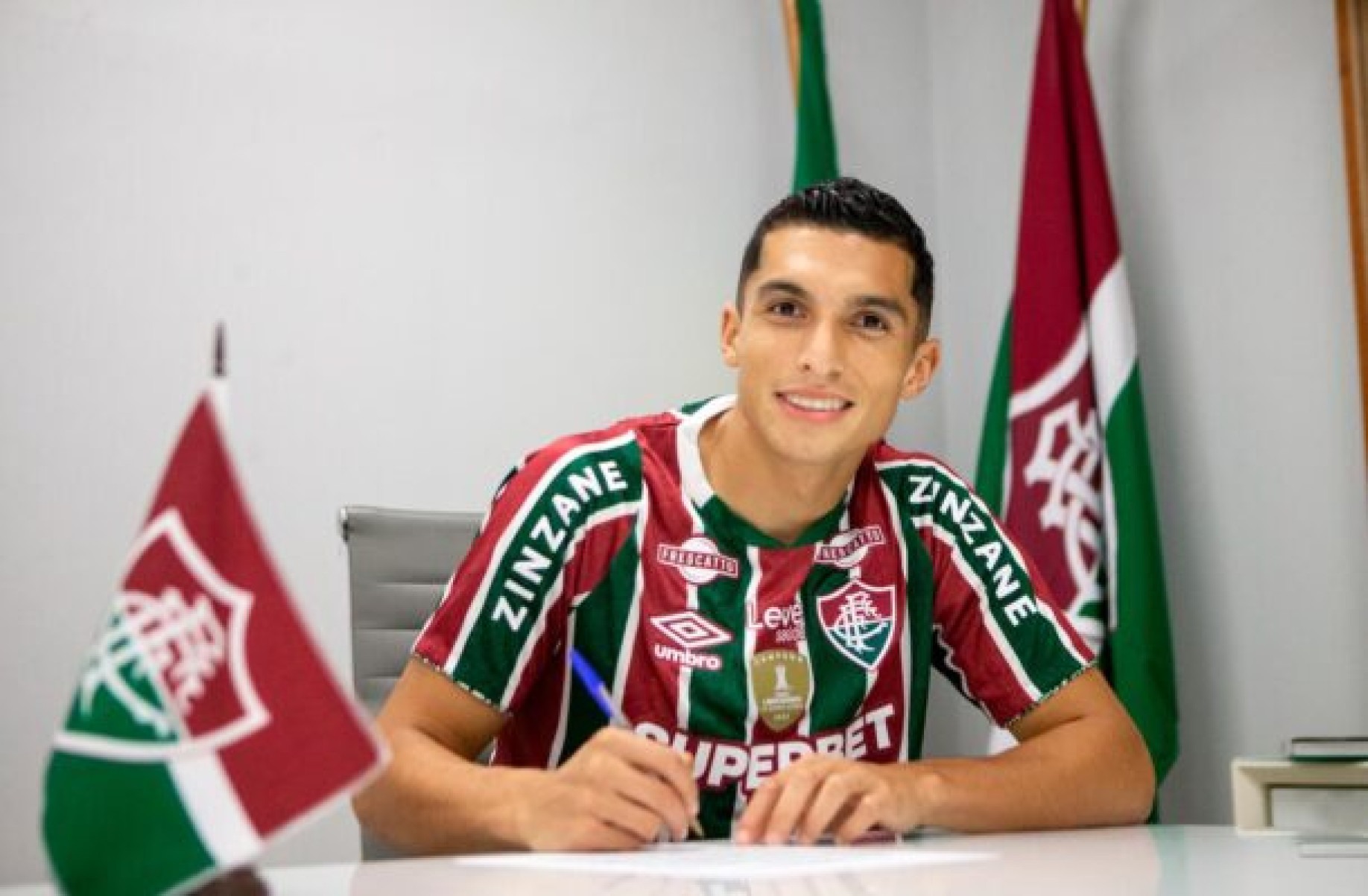 Fluminense anuncia contratação do atacante Kevin Serna