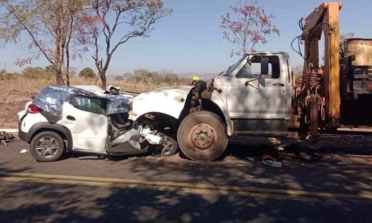  Carro em que família estava colidiu de frente com um caminhão, na MG-413, em Araguari, nessa segunda-feira (23/7) -  (crédito: Polícia Militar Rodoviária de Minas Gerais / Divulgação)