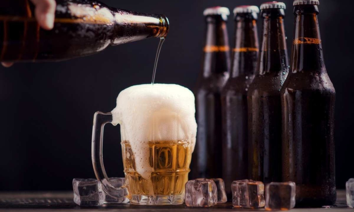 Cerveja em lata servida em caneca
     -  (crédito:  PORNSAWAN / Freepik)