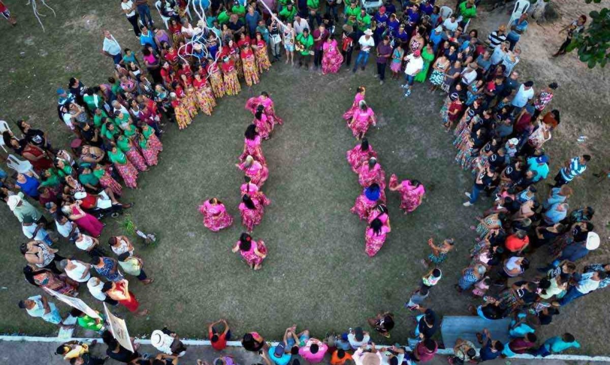 cirandeiras em uma das tradições na festa de Santo Antônio em Serra das Araras: fé para preservar estilo de vida -  (crédito: Alexandre Guzanshe/EM/D.A Press)