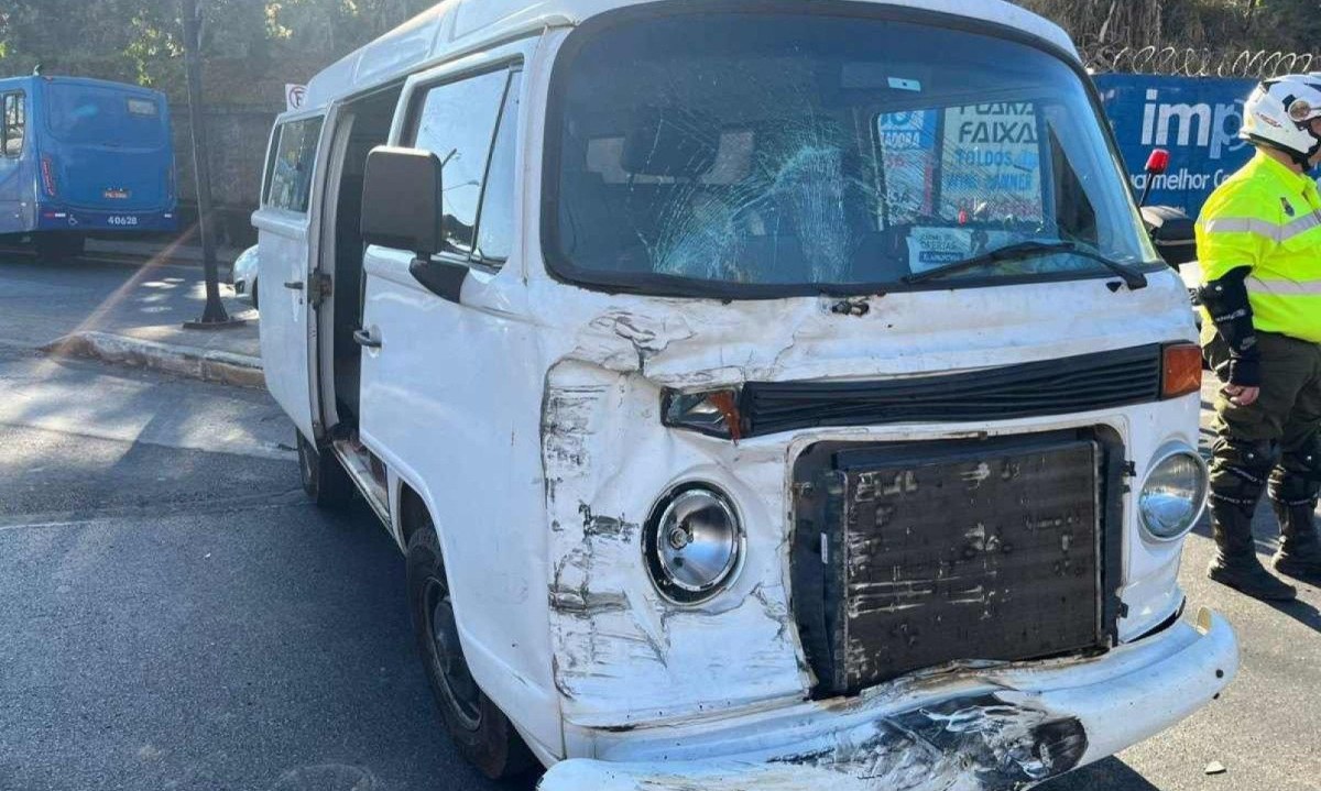 Kombi bate em caminhonete na manhã desta terça-feira (23), no bairro Betânia, em BH
 -  (crédito: Wellington Barbosa/EM/DA Press)