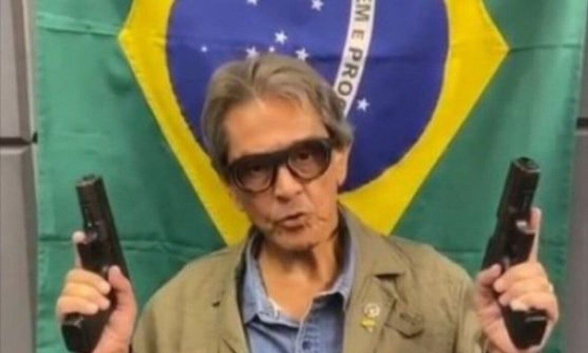 O ex-deputado federal Roberto Jefferson atirou em agentes federais que iam cumprir mandato de busca após ele desrespeitar uma determinação de não usar as redes sociais -  (crédito: Reprodução)