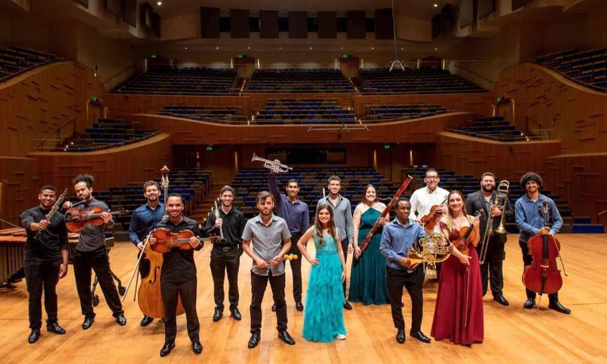 Formandos da Academia Filarmônica, na Sala Minas Gerais. Grupo teve aulas com integrantes da orquestra durante três anos -  (crédito: Daniela Paoliello/Divulgação)