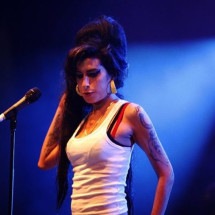 Ascensão, drogas e "maldição": relembre a vida de Amy Winehouse - wikimedia commons/Rama