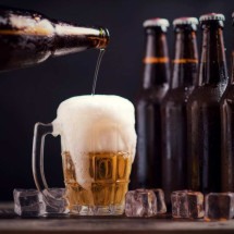 Qual cerveja é mais saborosa: na lata ou na garrafa? -  PORNSAWAN / Freepik