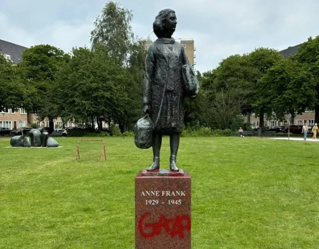 Estátua de Anne Frank é vandalizada na Holanda - Reprodução X 