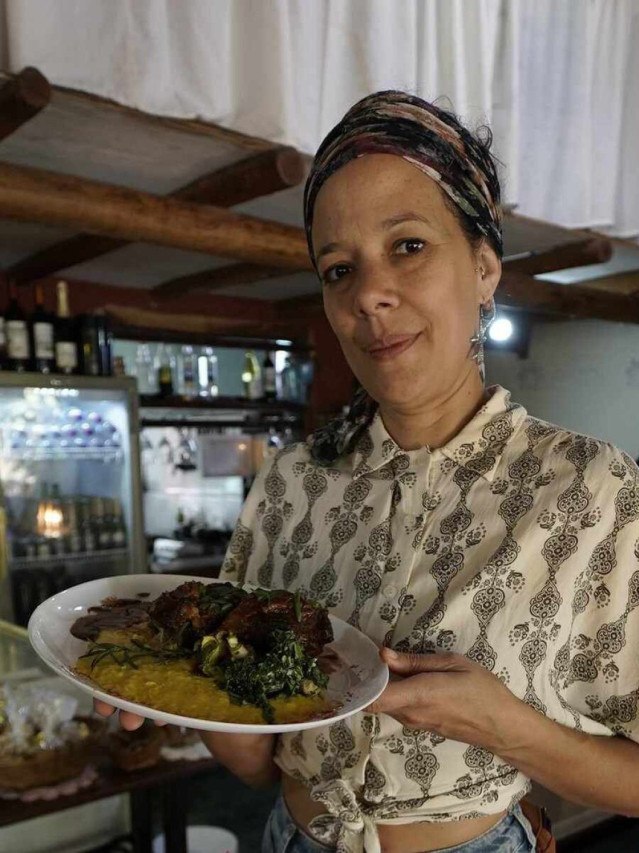 A chef Nalim Jardim mistura memória afetiva com culinária na Cantina Baianera