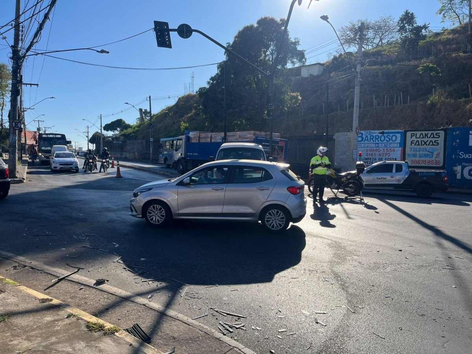 Kombi bate em caminhonete na manhã desta terça-feira (23), no bairro Betânia, em BH 