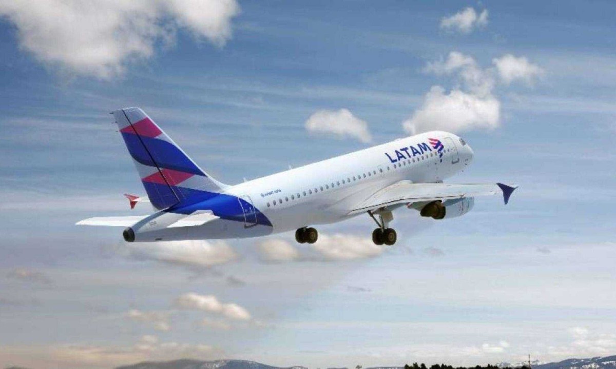 O programa visa oferecer passagens a R$200 com o intuito de aumentar o número de voos do país, incluindo aqueles que não têm muita procura -  (crédito: Latam/Divulgação)
