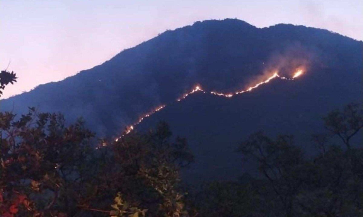 Incêndio de grandes proporções atinge Serra da Moeda, em Itabirito, na manhã desta quarta-feira (24/7)
 -  (crédito: CBMMG/Divulgação)