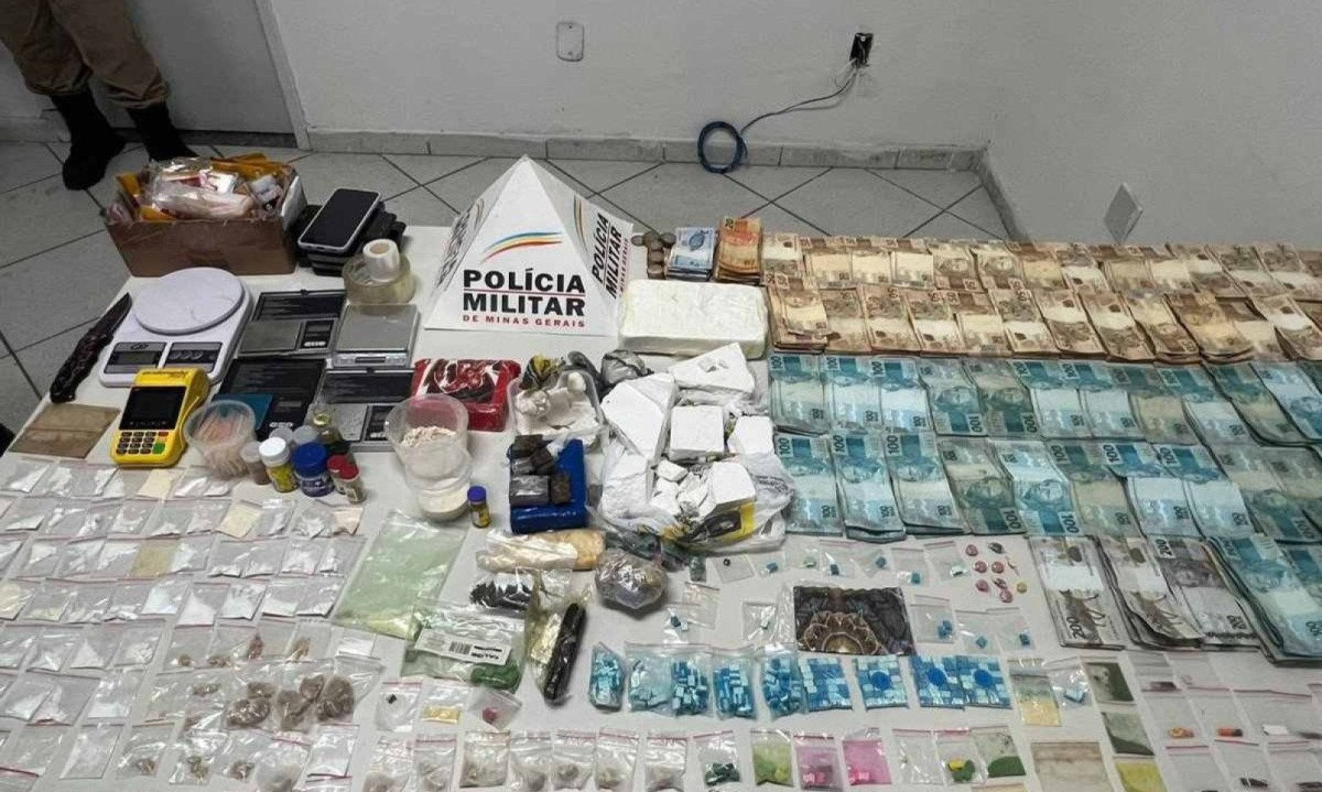 Casal é preso com grande quantia de dinheiro, drogas e arma de fogo -  (crédito: PMMG/Divulgação)