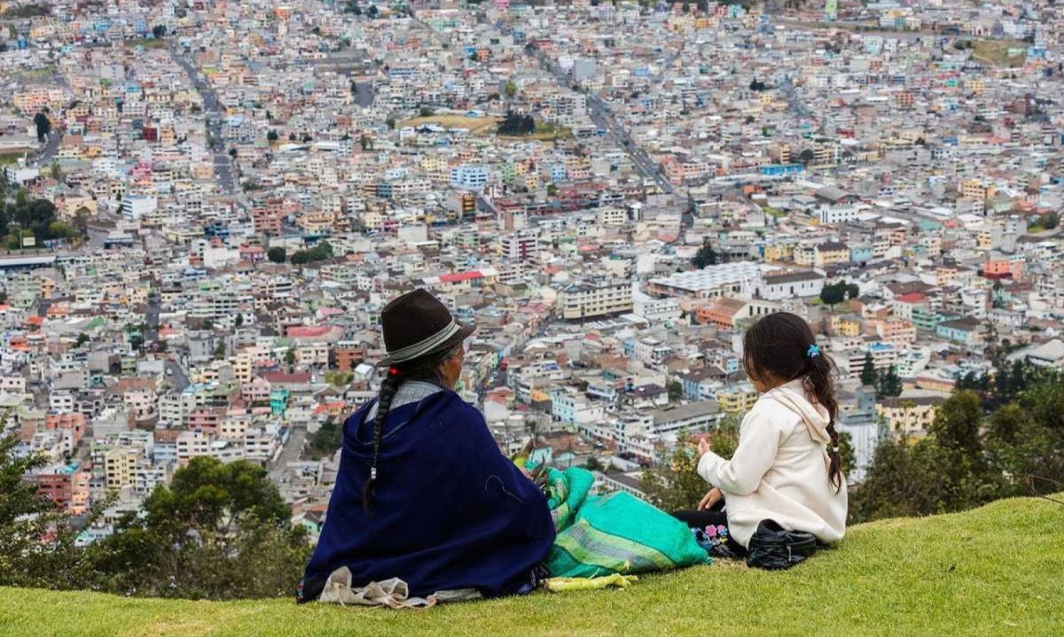 Indígenas observam a cidade de Quito, capital do Equador, sentadas no El Panecillo -  (crédito: Diego Delso/Wikimedia Commons)