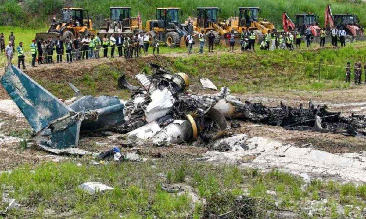 Segundo testemunhas, o avião pegou fogo depois da decolagem -  (crédito: PRAKASH MATHEMA / AFP)